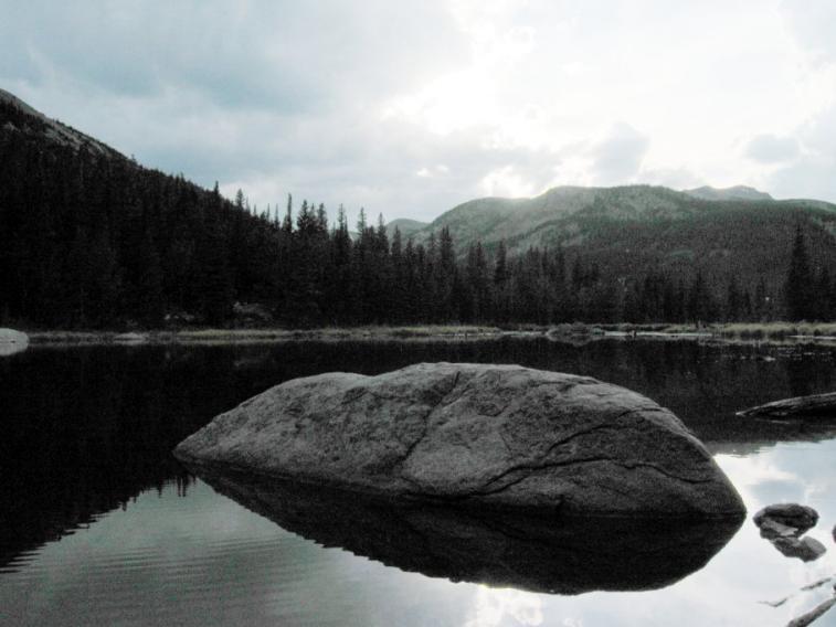 lake_reflect_rocks5.jpg